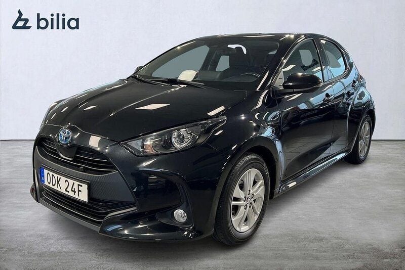 Svart Begagnad 2022 Toyota Yaris Hybrid Active Halvkombi | 209 800 kr (Marknadspris) - Bild 1/3