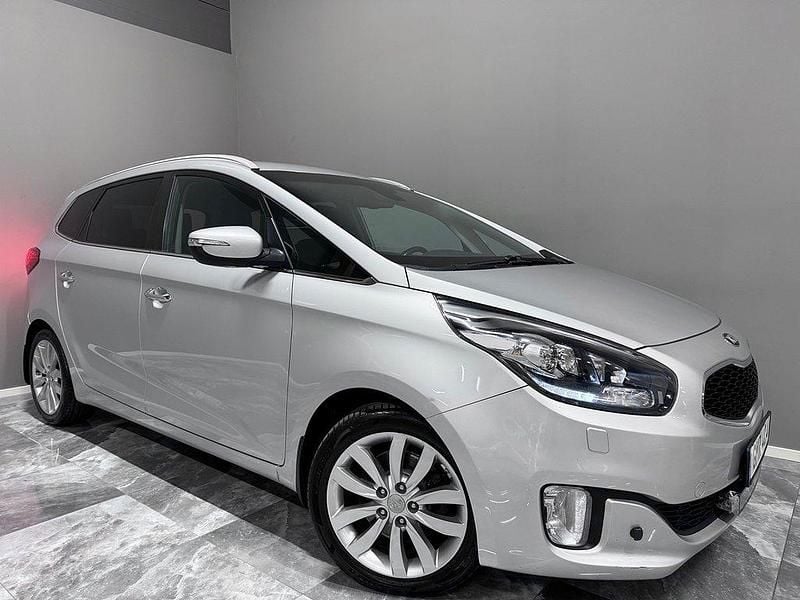 Grå Begagnad 2014 Kia Carens Minibuss | 89 900 kr (Marknadspris) - Bild 1/4