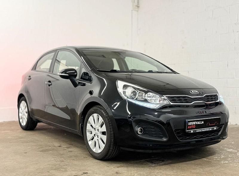 Svart Begagnad 2013 Kia Rio Halvkombi | 69 900 kr (Bra pris) - Bild 1/4