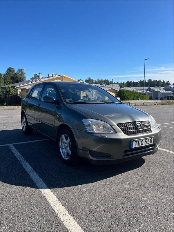 Grå Begagnad 2002 Toyota Corolla Halvkombi | 26 900 kr (Marknadspris) - Bild 1/4