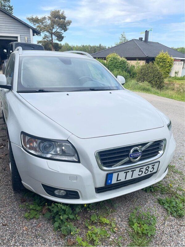 Vit Begagnad 2012 Volvo V50 Momentum Kombi | 20 000 kr (Bra pris) - Bild 1/4