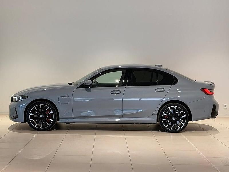 Begagnad BMW 330e Comfort Edition 184 HK (135 kW) 2024 Grå Sedan