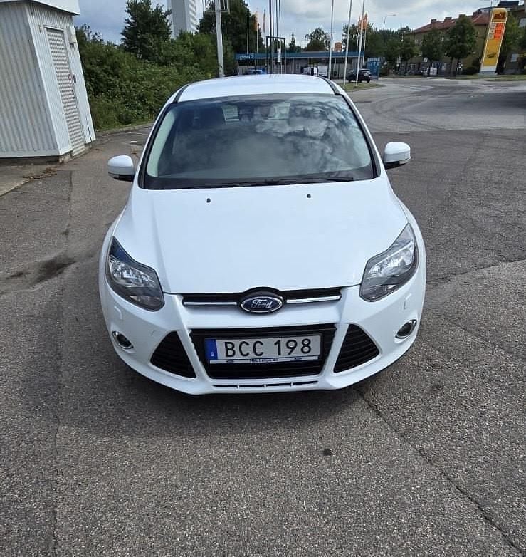 Vit Begagnad 2014 Ford Focus Titanium Kombi | 58 500 kr (Superpris) - Bild 1/4