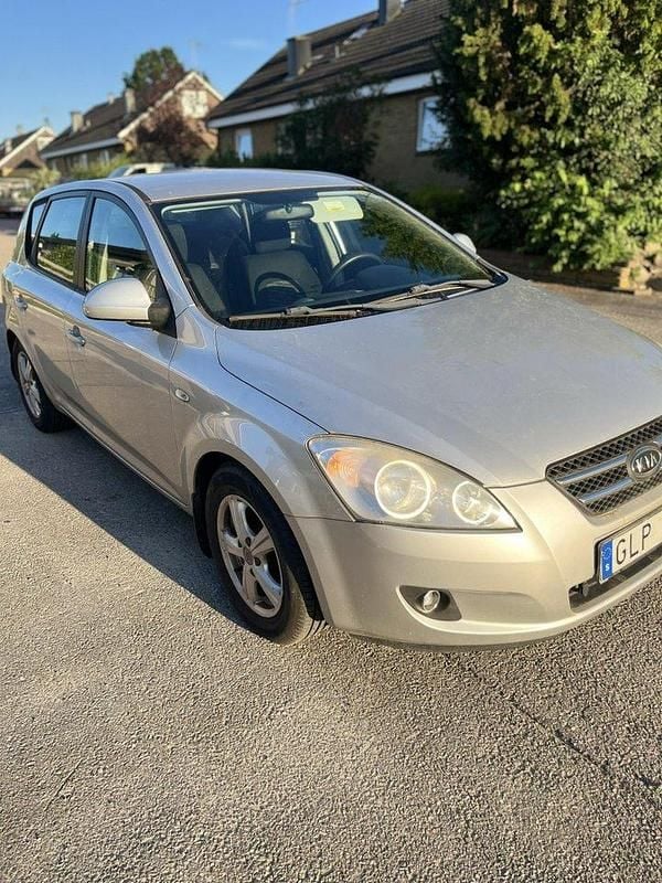 Silver Begagnad 2008 Kia Ceed 4 Halvkombi | 26 900 kr (Marknadspris) - Bild 1/4