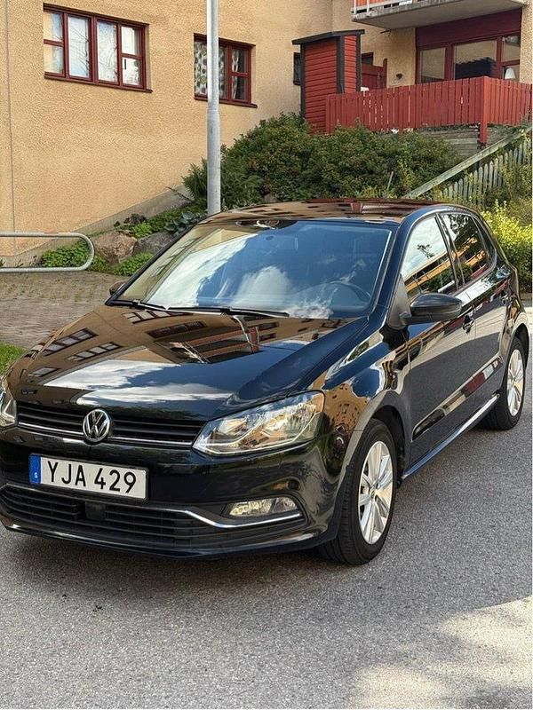 Svart Begagnad 2017 VW Polo Halvkombi | 126 900 kr (Marknadspris) - Bild 1/4