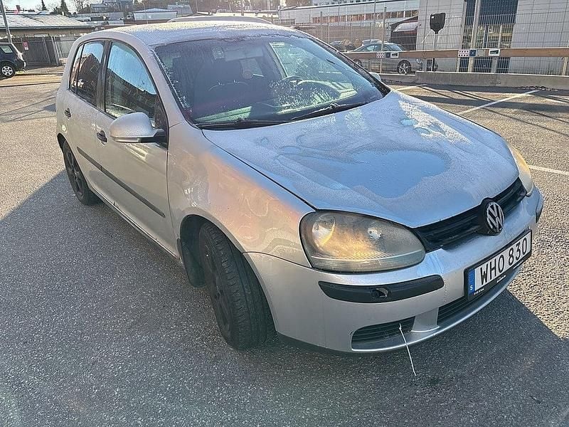 Begagnad VW Golf IV Trendline 156 HK (114 kW) 2004 Silver Halvkombi