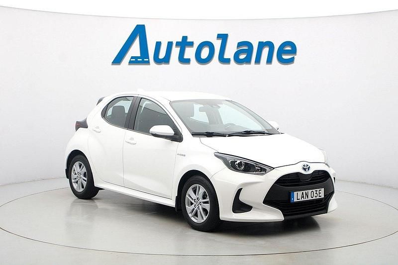 Vit Begagnad 2020 Toyota Yaris Hybrid Active Halvkombi | 209 900 kr (Lite dyr) - Bild 1/3