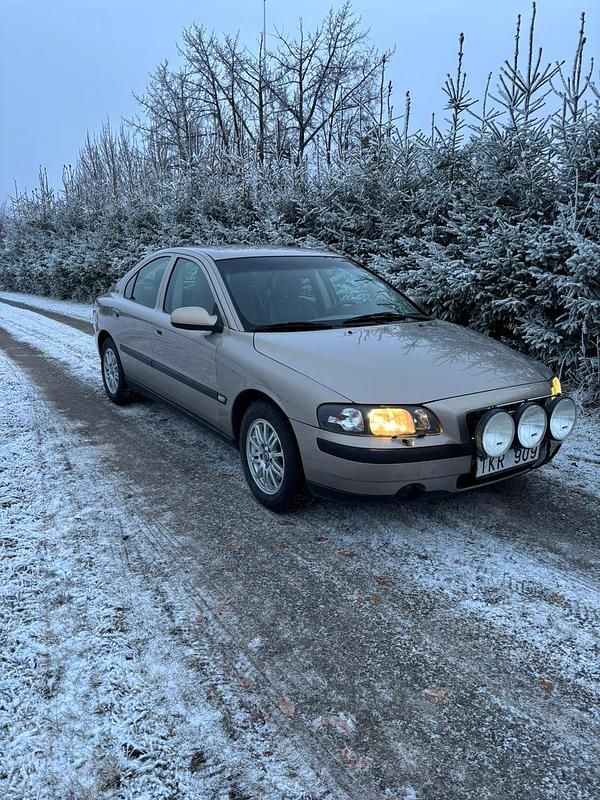 Begagnad 2002 Volvo S60 Sedan | 22 000 kr (Superpris) - Bild 1/4