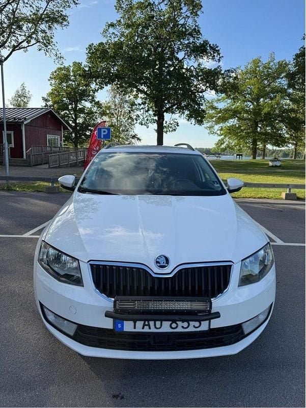 Vit Begagnad 2016 Skoda Octavia Ambition Kombi | 89 900 kr (Marknadspris) - Bild 1/4