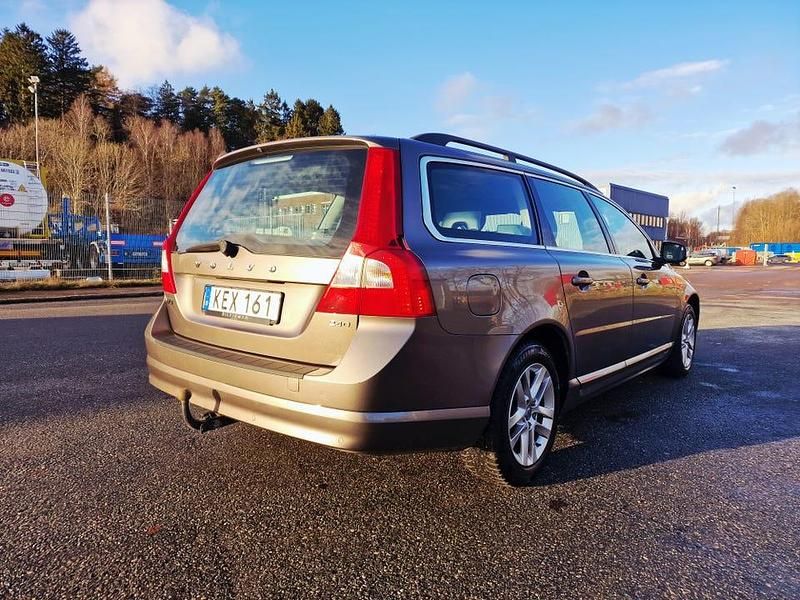 Begagnad Volvo V70 175 HK (128 kW) 2010 Ljus brun metallic Kombi