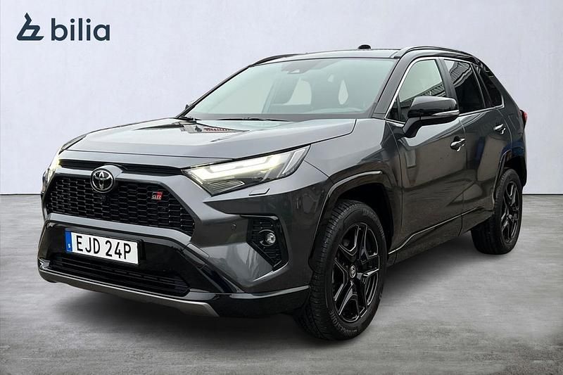 Grå Begagnad 2024 Toyota RAV4 Hybrid Sport SUV | 509 900 kr (Dyr) - Bild 1/4