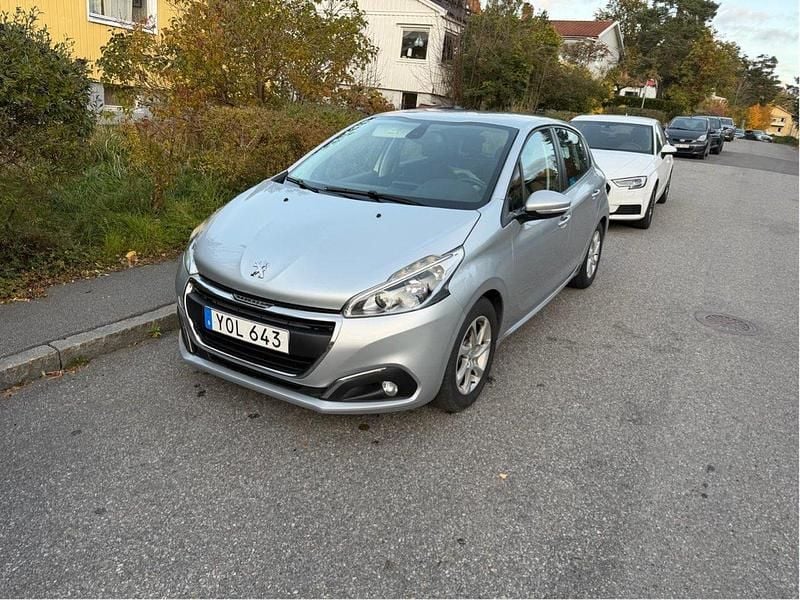 Grå Begagnad 2017 Peugeot 208 Halvkombi | 69 000 kr (Superpris) - Bild 1/4