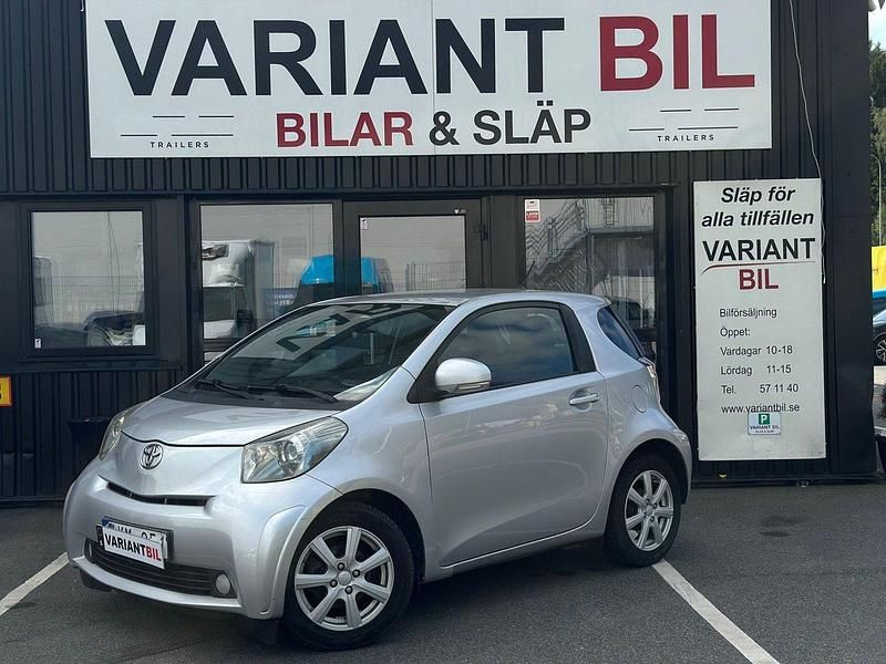 Silver Begagnad 2009 Toyota iQ Halvkombi | 29 700 kr (Marknadspris) - Bild 1/4