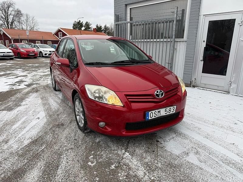 Röd Begagnad 2012 Toyota Auris Plus Halvkombi | 89 900 kr (Marknadspris) - Bild 1/4