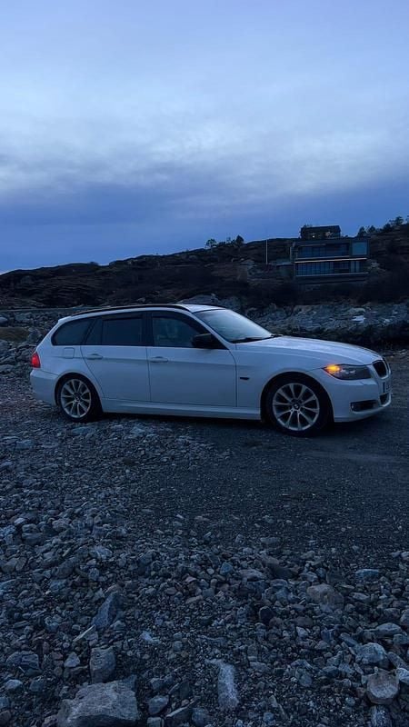 Begagnad BMW 318 143 HK (105 kW) 2010 Kombi