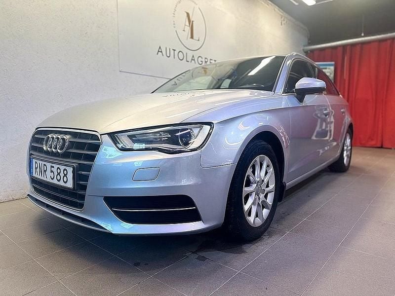 Silver Begagnad 2015 Audi A3 Sportback Attraction Halvkombi | 119 700 kr (Bra pris) - Bild 1/4