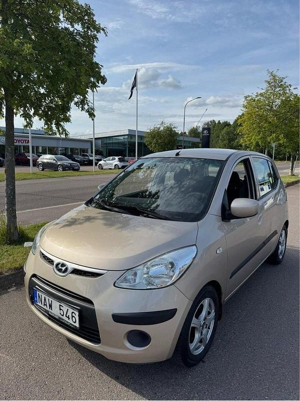 Silver Begagnad 2010 Hyundai i10 Halvkombi | 25 000 kr (Marknadspris) - Bild 1/4