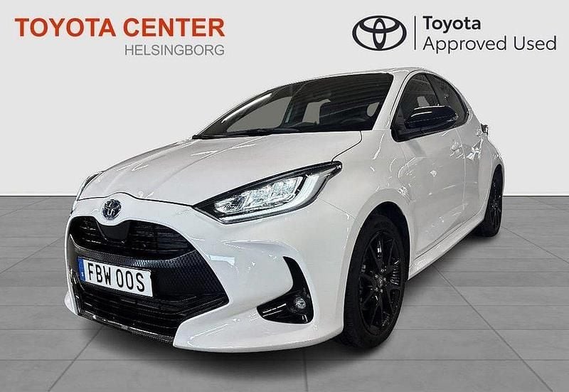 Vit Begagnad 2022 Toyota Yaris Hybrid Style Halvkombi | 269 900 kr (Lite dyr) - Bild 1/3