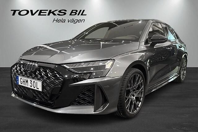 Grå (daytonagrå pärleffekt) Ny 2025 Audi RS3 Sportback Sport Halvkombi | 749 900 kr (Superpris) - Bild 1/4