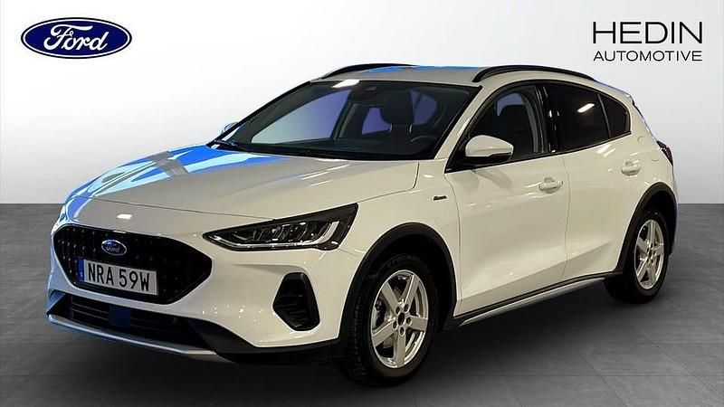 Vit (white) Begagnad 2023 Ford Focus Active Halvkombi | 199 900 kr (Marknadspris) - Bild 1/4