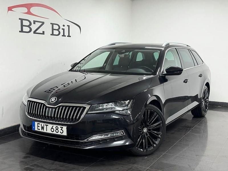 Svart Begagnad 2022 Skoda Superb Business Line Kombi | 239 900 kr (Marknadspris) - Bild 1/4
