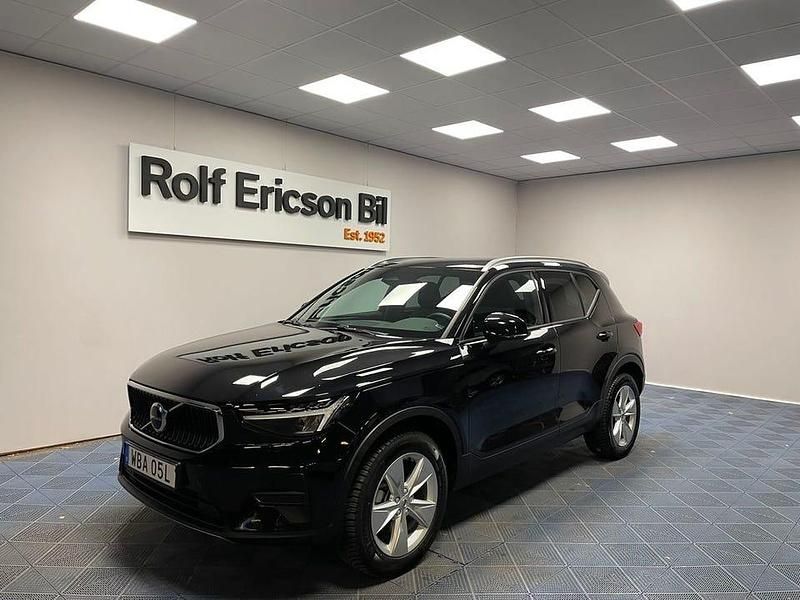 Svart Begagnad 2023 Volvo XC40 Core SUV | 349 500 kr (Marknadspris) - Bild 1/4