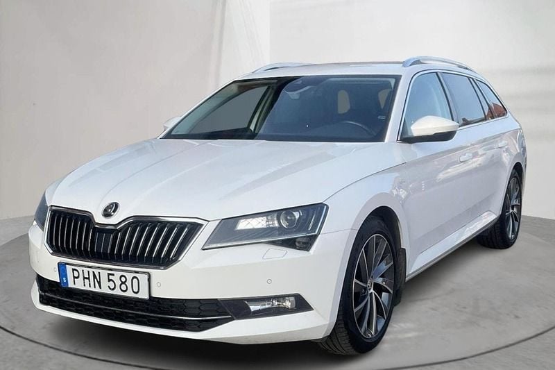 Vit Begagnad 2017 Skoda Superb LAURIN & KLEMENT Sedan | 189 000 kr (Marknadspris) - Bild 1/4