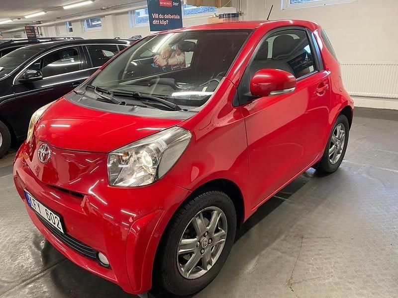 Begagnad Toyota iQ 68 HK (50 kW) 2009 Röd Halvkombi