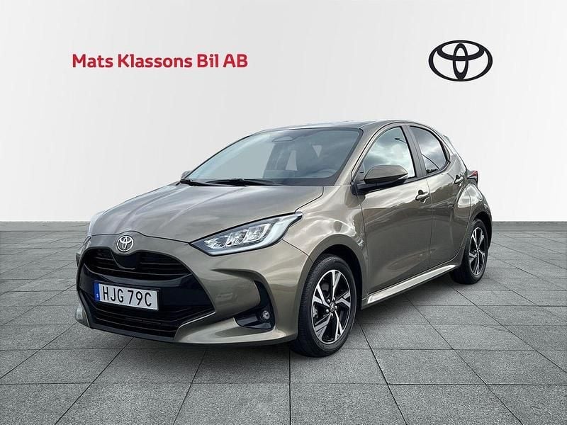 Grön Begagnad 2024 Toyota Yaris Hybrid Halvkombi | 259 000 kr (Marknadspris) - Bild 1/4