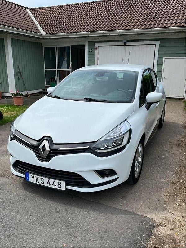Vit Begagnad 2017 Renault Clio IV Intens Halvkombi | 89 900 kr (Marknadspris) - Bild 1/4