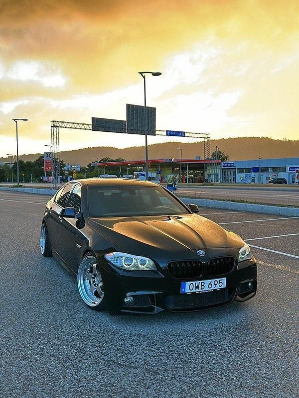 Svart Begagnad 2012 BMW 520 M Sport Sedan | 120 000 kr (Lite dyr) - Bild 1/4