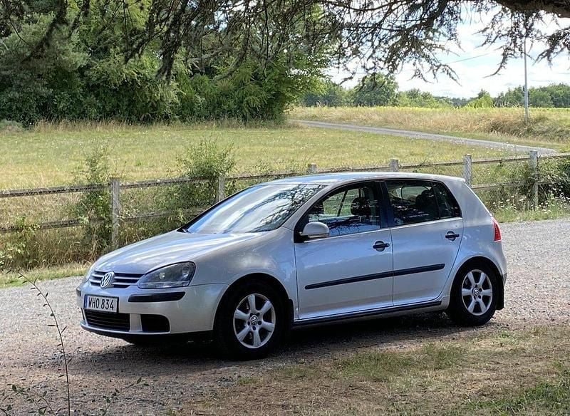 Silver Begagnad 2004 VW Golf IV Trendline Halvkombi | 37 000 kr (Marknadspris) - Bild 1/4