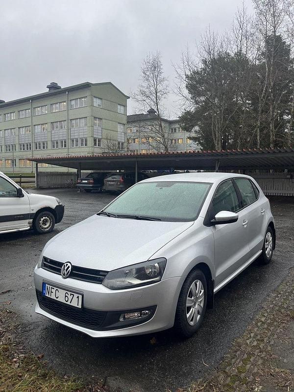Silver Begagnad 2013 VW Polo Halvkombi | 62 000 kr (Marknadspris) - Bild 1/4
