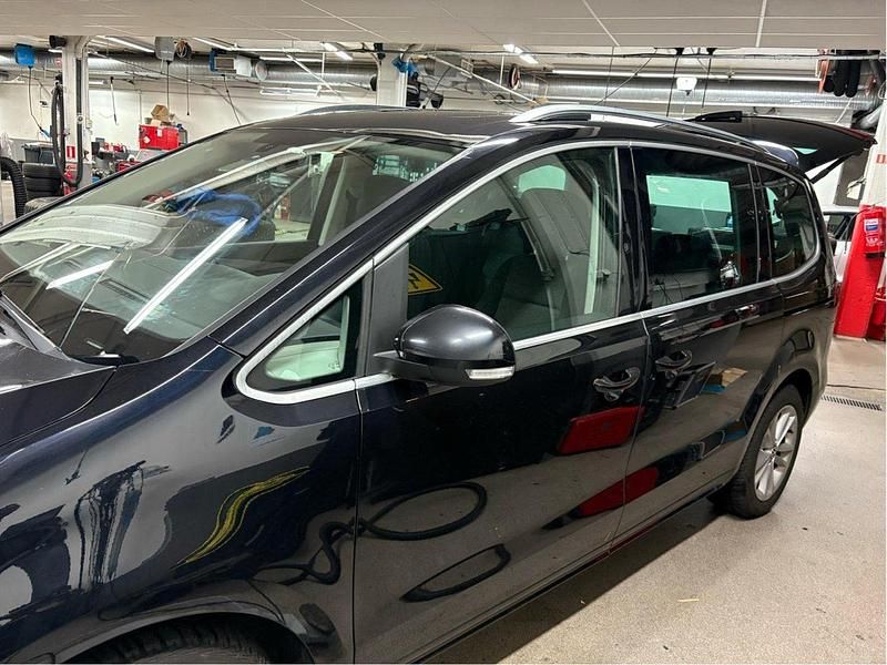 Svart Begagnad 2014 VW Sharan Minibuss | 105 000 kr (Marknadspris) - Bild 1/4