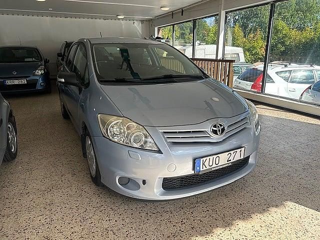 Begagnad Toyota Auris Life 90 HK (66 kW) 2010 Ljusblå Halvkombi