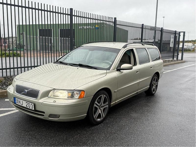 Brun Begagnad 2006 Volvo V70 Momentum Kombi | 25 000 kr (Bra pris) - Bild 1/4