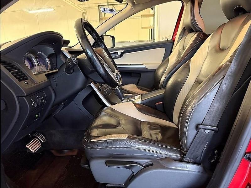 Begagnad Volvo XC60 R-Design 205 HK (150 kW) 2011 Röd SUV