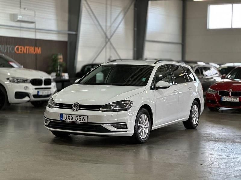 Vit Begagnad 2017 VW Golf VII Kombi | 109 900 kr (Bra pris) - Bild 1/4