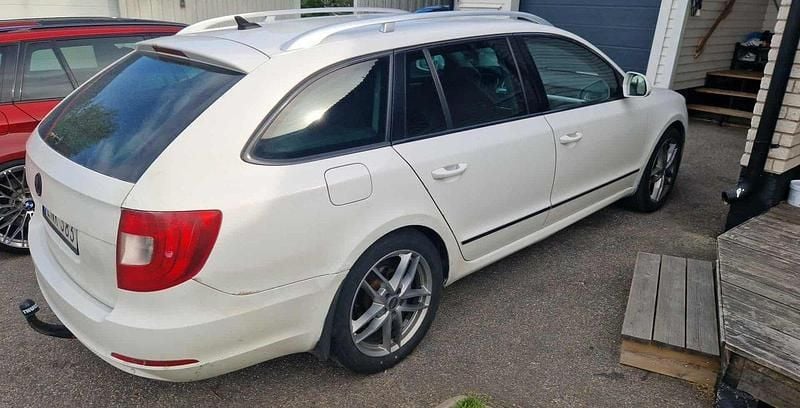 Vit Begagnad 2011 Skoda Superb Elegance Kombi | 38 000 kr (Marknadspris) - Bild 1/4