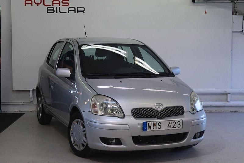 Silver Begagnad 2004 Toyota Yaris Halvkombi | 29 900 kr (Marknadspris) - Bild 1/4