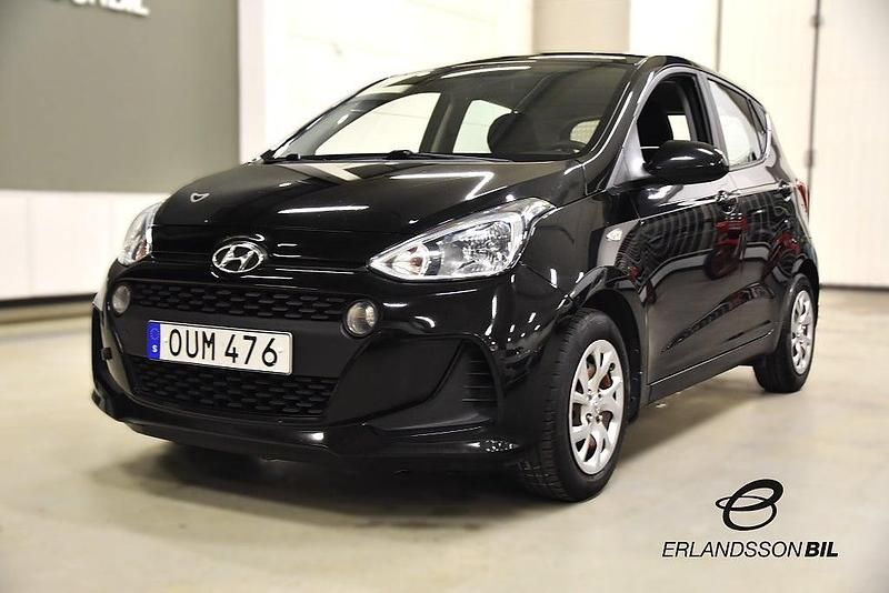 Svart Begagnad 2018 Hyundai i10 Comfort Halvkombi | 79 900 kr (Marknadspris) - Bild 1/4