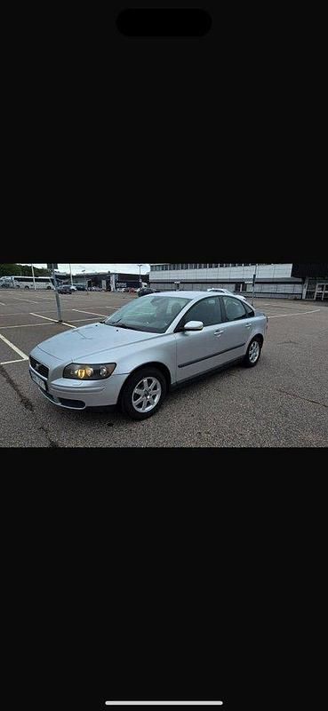 Grå Begagnad 2005 Volvo S40 Sedan | 27 000 kr (Marknadspris) - Bild 1/4
