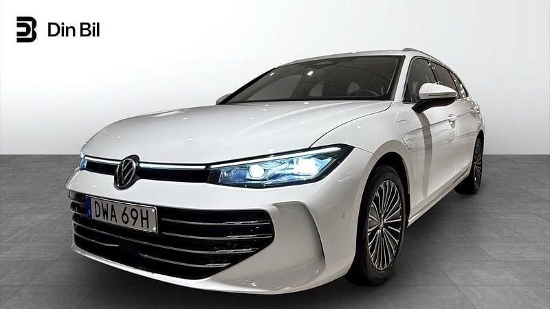 Vit Begagnad 2024 VW Passat Elegance Kombi | 459 900 kr - Bild 1/4