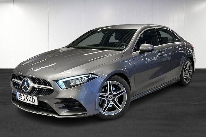 Grå Begagnad 2020 Mercedes A200 AMG line Sedan | 270 000 kr (Marknadspris) - Bild 1/4