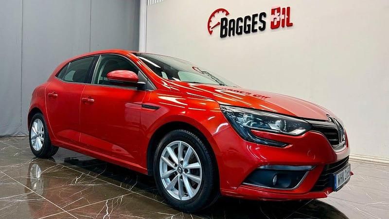 Röd Begagnad 2016 Renault Mégane IV Zen Halvkombi | 63 900 kr (Superpris) - Bild 1/4