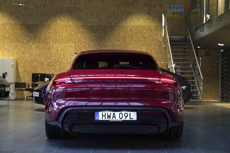Begagnad Porsche Taycan GTS Sport Turismo 380 kW (517 HK) 2023 Röd Sedan