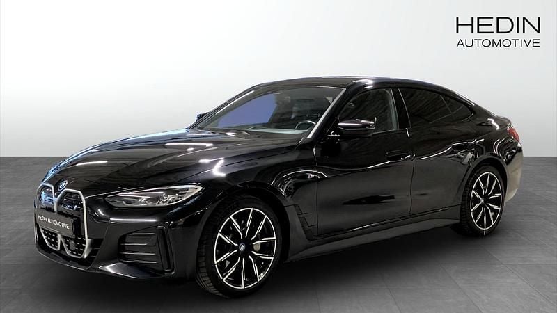 Svart Begagnad 2023 BMW i4 M Sport Sedan | 394 700 kr (Dyr) - Bild 1/4
