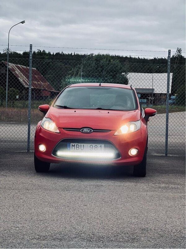 Röd Begagnad 2012 Ford Fiesta Titanium Halvkombi | 29 900 kr (Marknadspris) - Bild 1/4