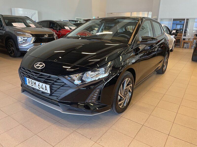 Svart Ny 2024 Hyundai i20 Halvkombi | 226 500 kr (Marknadspris) - Bild 1/4