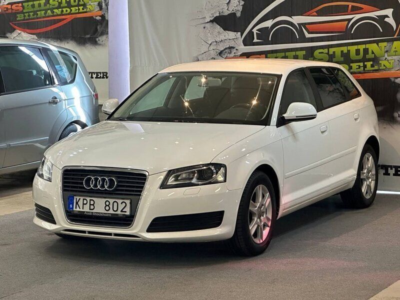 Vit Begagnad 2010 Audi A3 Sportback Attraction Halvkombi | 109 900 kr (Lite dyr) - Bild 1/4